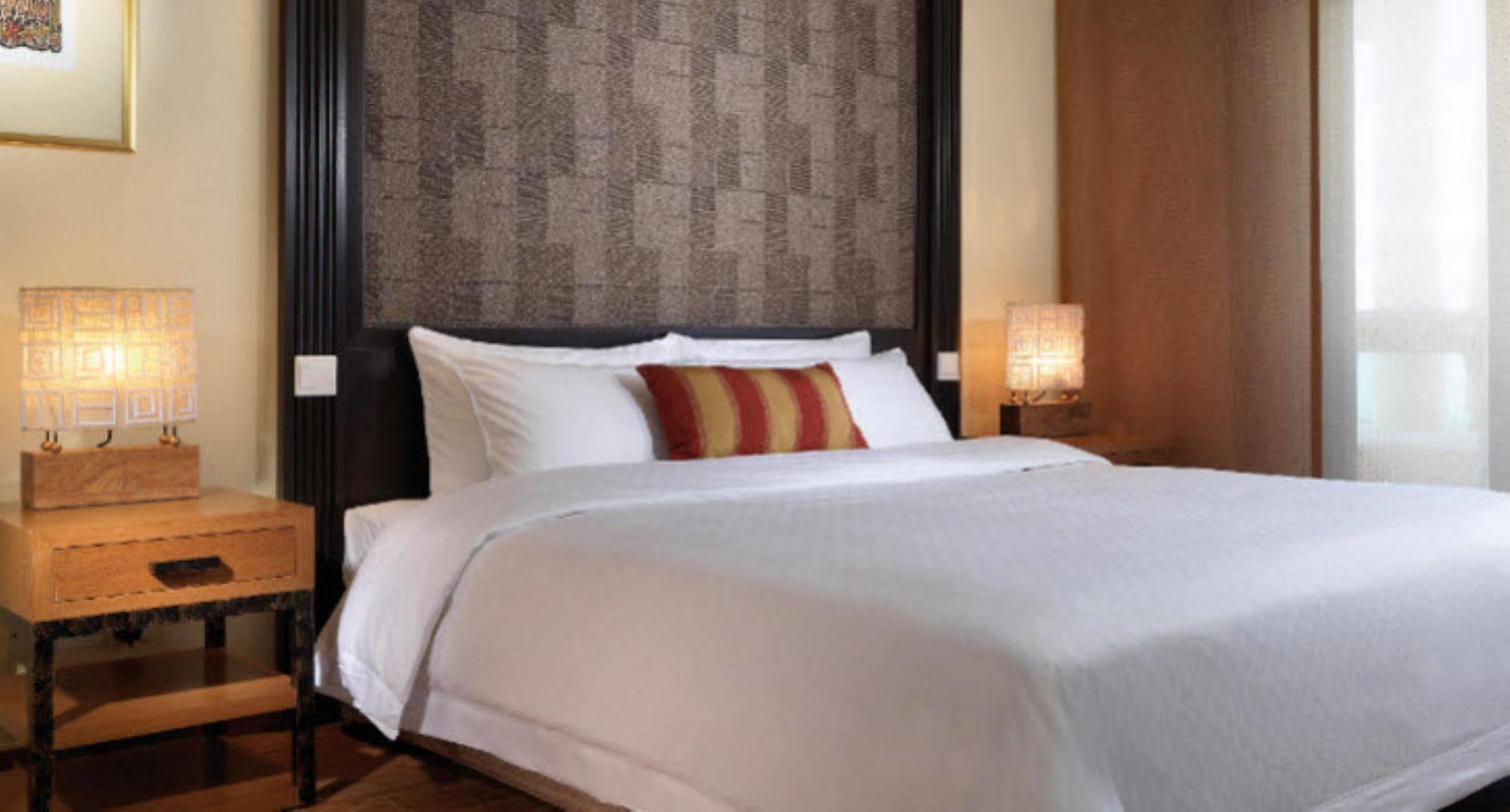 Hyatt Regency Kuantan Resort Εξωτερικό φωτογραφία A bed with a headboard