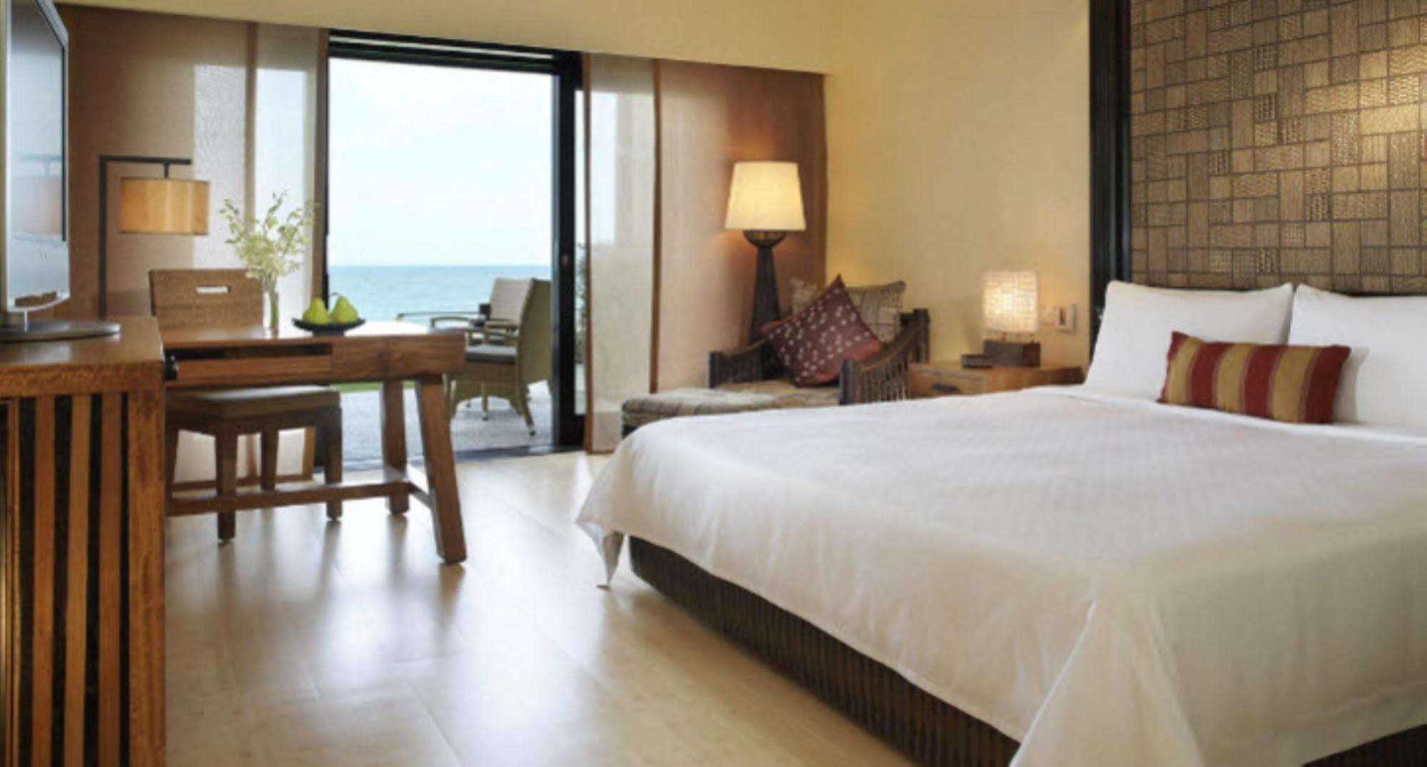 Hyatt Regency Kuantan Resort Εξωτερικό φωτογραφία A room at the Shangri-La Hotel, Kuala Lumpur