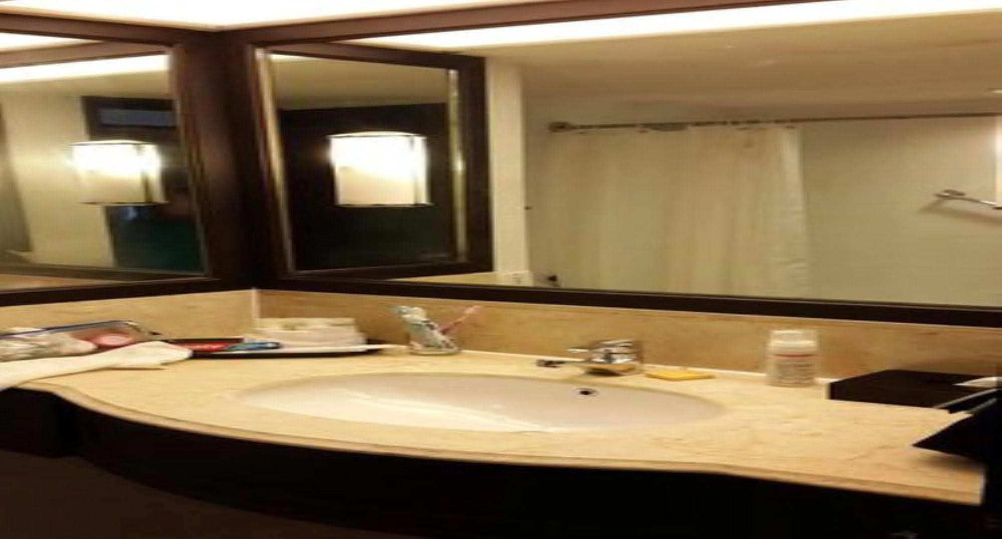 Hyatt Regency Kuantan Resort Εξωτερικό φωτογραφία Bathroom in a hotel